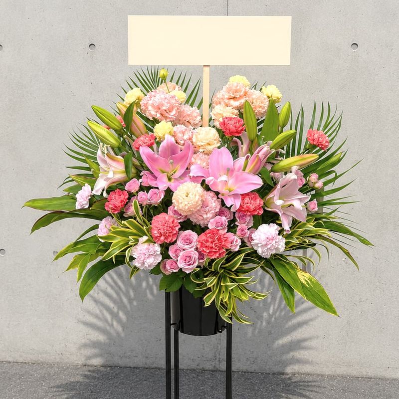 商品サムネイル: 「想いが届く」スリムな形のスタンド花 1段 18000円