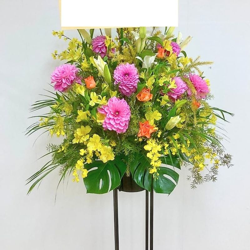 商品サムネイル: 「想いが届く」スリムな形のスタンド花 1段 19000円
