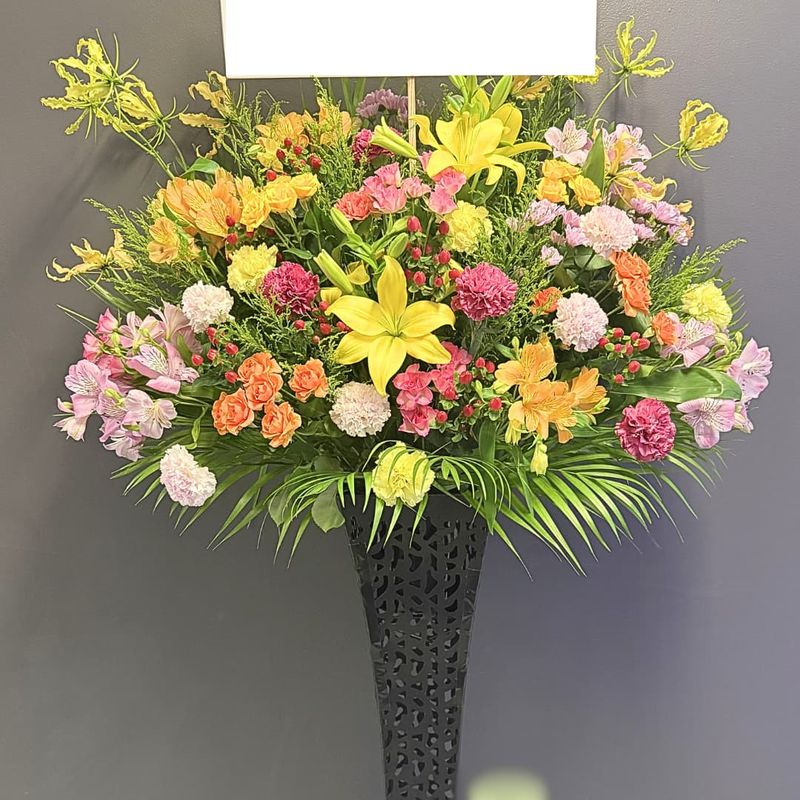 商品サムネイル: とても喜ばれる圧倒的存在感のスタンド花一段　26000円