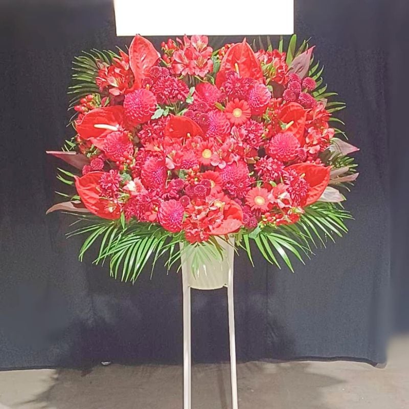商品サムネイル: とても喜ばれる圧倒的存在感のスタンド花一段　29000円