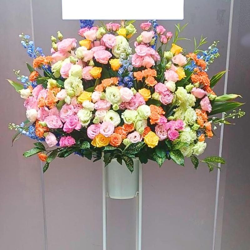 商品サムネイル: とても喜ばれる圧倒的存在感のスタンド花一段　30000円