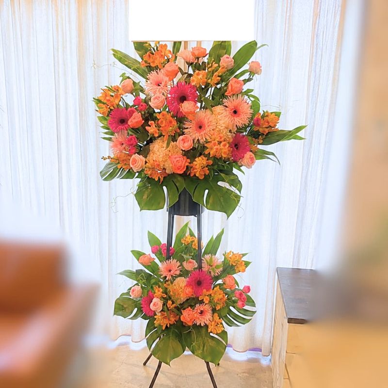 商品サムネイル: 「想いが届く」スリムな形のスタンド花 2段 20000円