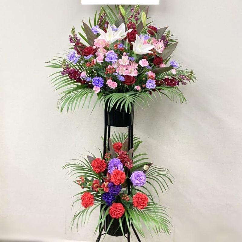 商品サムネイル: 「想いが届く」スリムな形のスタンド花 2段 20000円