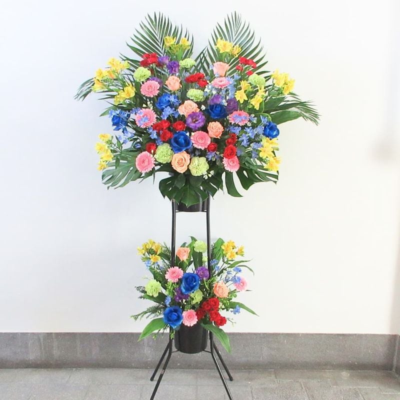 商品サムネイル: 「想いが届く」スリムな形のスタンド花 2段 21000円