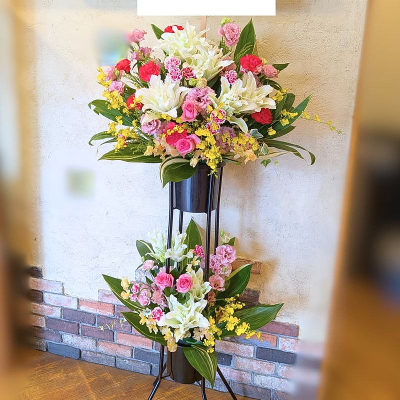 商品サムネイル: 「想いが届く」スリムな形のスタンド花 2段 22000円