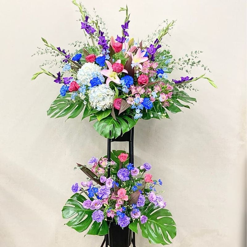 商品サムネイル: 「想いが届く」スリムな形のスタンド花 2段 23000円