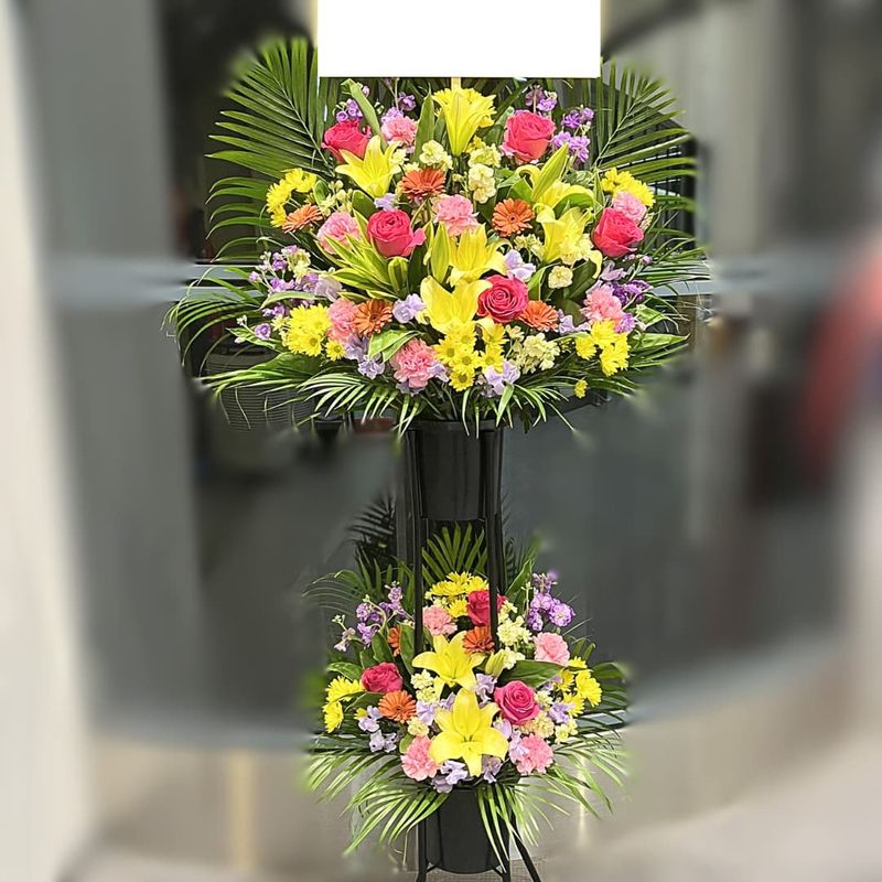 商品サムネイル: 「想いが届く」スリムな形のスタンド花 2段 24000円
