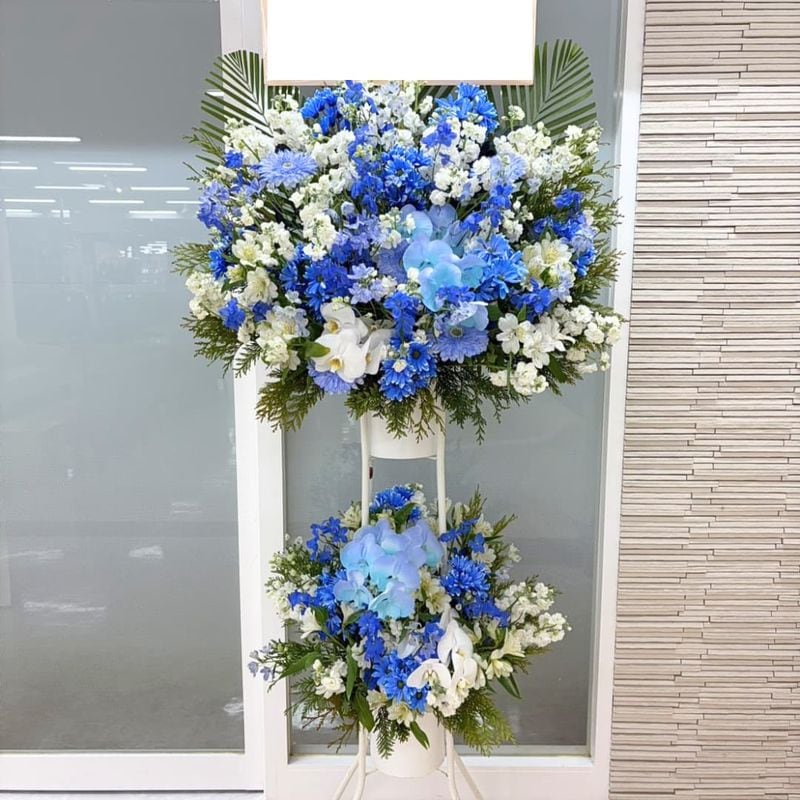 商品サムネイル: とても喜ばれる圧倒的存在感のスタンド花二段　35000円