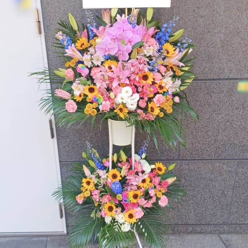 商品サムネイル: とても喜ばれる圧倒的存在感のスタンド花二段　40000円