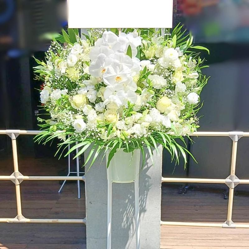 商品サムネイル: とても喜ばれる圧倒的存在感のスタンド花一段　35000円