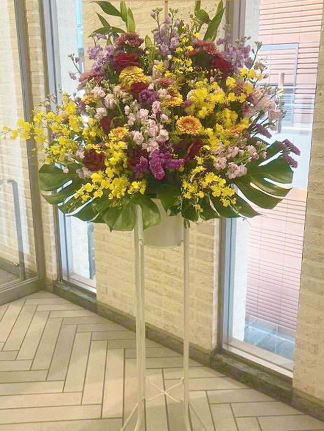 赤バラ入り】お祝いスタンド花1段 30000円 | スタンド花 | 【花助】祝