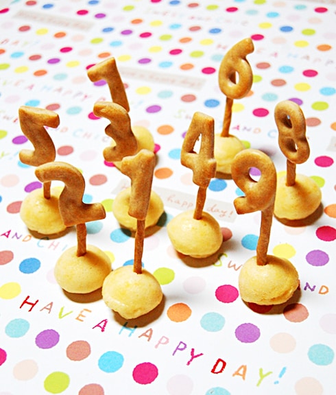 誕生日の年齢の数字クッキーが付けられます（有料）。
ケーキに差してキャンドル代わりにお使いいただけます。
