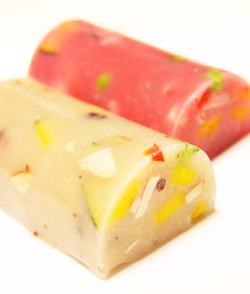 かばぼこ型の赤・白アスピックはギフトに最適♪
「アスピックギフト【タラ＆焼豚】」2本セットでお届けします。