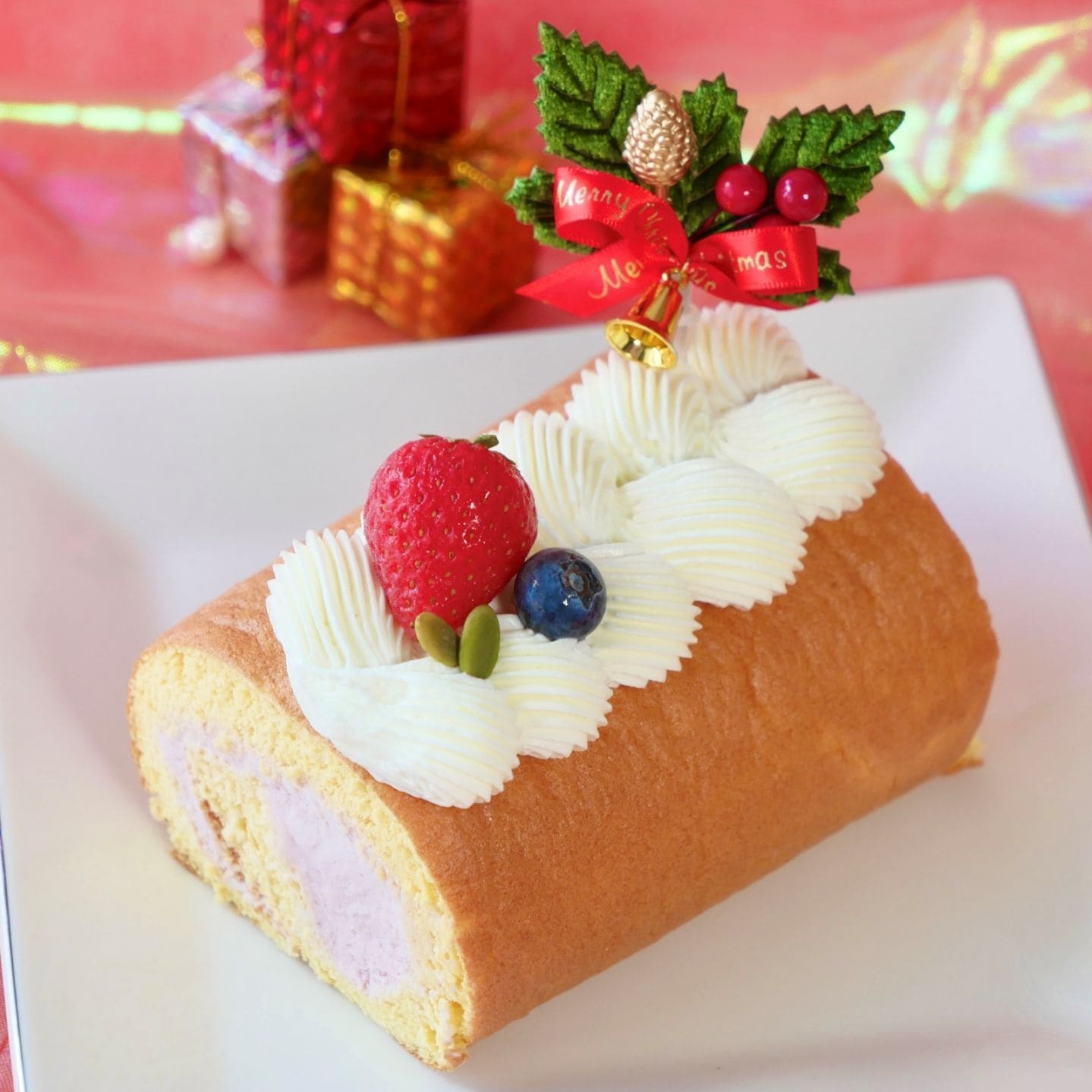ワンちゃんもネコちゃんも飼い主さんも食べられる 美味しく贅沢なグルテンフリーケーキ 「 ハッピー クリスマス ロールケーキ 」 ペットも飼い主様も大好きなケーキ♪ 家族みんなで美味しい贅沢をお楽しみください。はなとしっぽ初の人用ケーキコラボ商品！