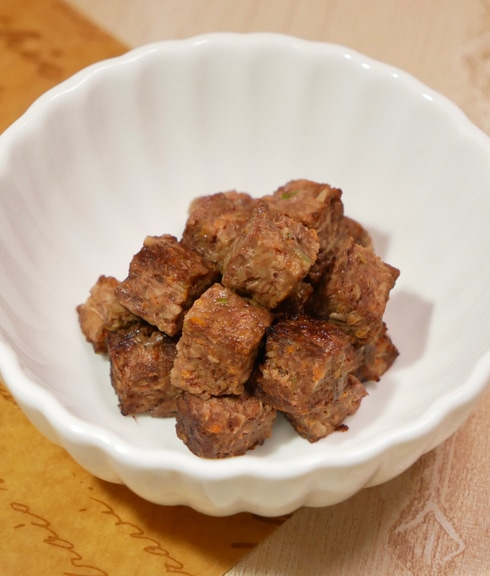 クリスマス ご馳走 犬 猫 「 Xmas コロコロ ステーキ 馬肉赤身肉 」 犬用ごはん 猫用ごはん 無添加 低脂肪 高タンパク DHA EPA 不飽和脂肪酸 自然食材 健康 食 安全 食いつき 美味しい　