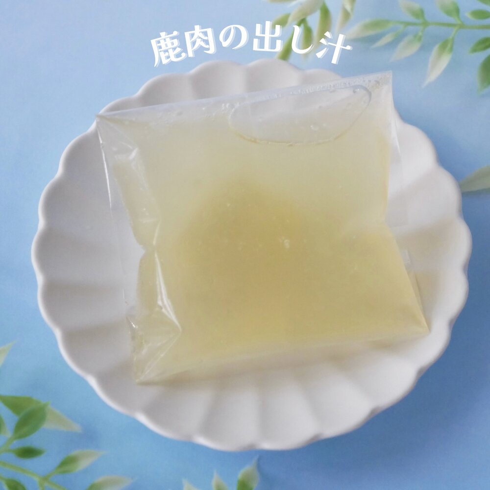 無塩うどん 無添加 「 冷やし中華 」塩不使用の麺に鹿肉の出し汁をベースに鶏むね肉、鶏卵が入ってワンちゃんネコちゃん大喜び♪ お野菜も人参、パプリカ、オクラ、わかめ等、夏場の栄養補給を考えたごはんです♪