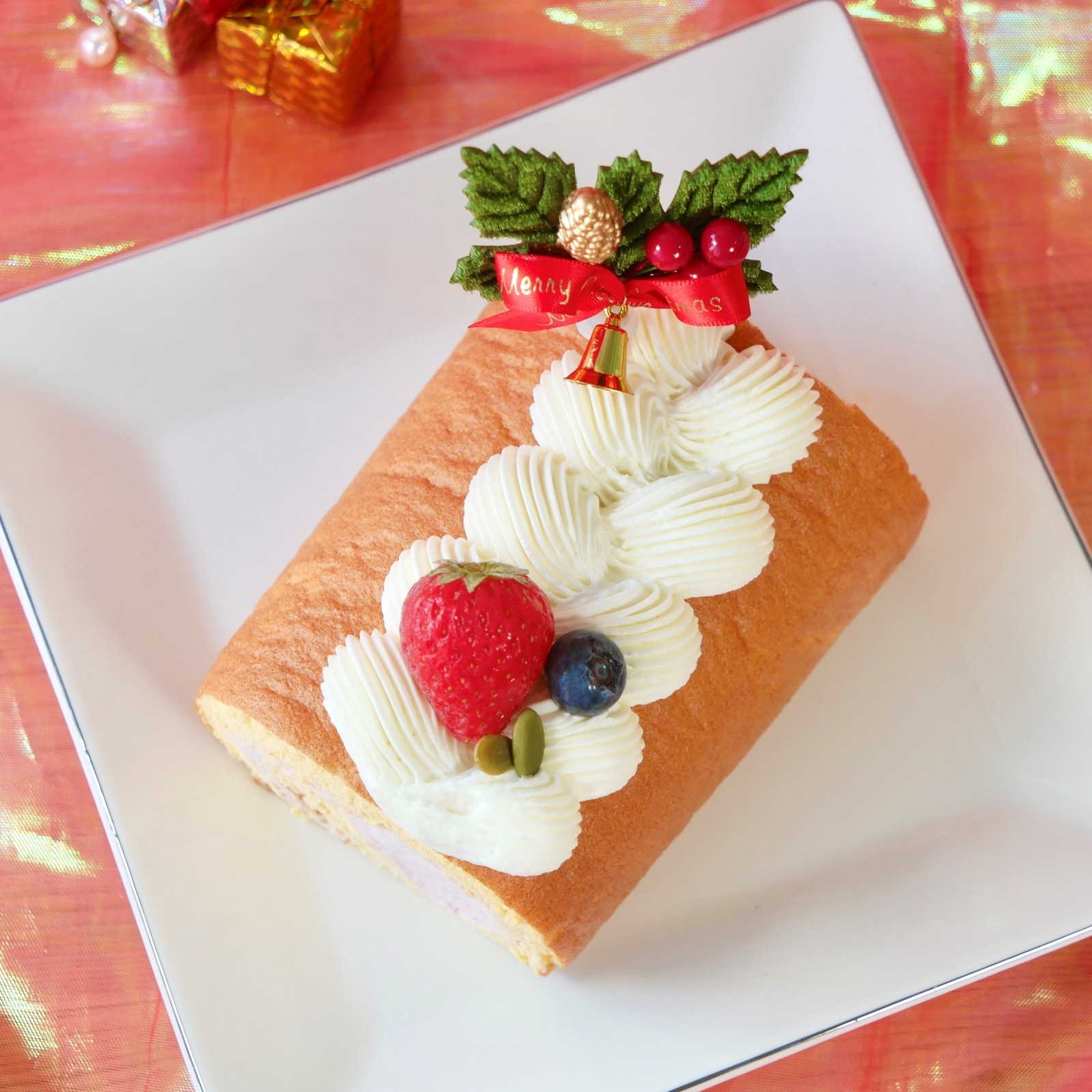 ワンちゃんもネコちゃんも飼い主さんも食べられる 美味しく贅沢なグルテンフリーケーキ 「 ハッピー クリスマス ロールケーキ 」 ペットも飼い主様も大好きなケーキ♪ 家族みんなで美味しい贅沢をお楽しみください。はなとしっぽ初の人用ケーキコラボ商品！
