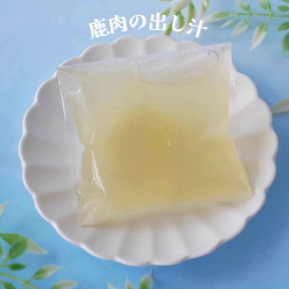 無塩うどん 無添加 「 冷やし中華 」塩不使用の麺に鹿肉の出し汁をベースに鶏むね肉、鶏卵が入ってワンちゃんネコちゃん大喜び♪　お野菜も人参、パプリカ、オクラ、わかめ等、夏場の栄養補給を考えたごはんです♪