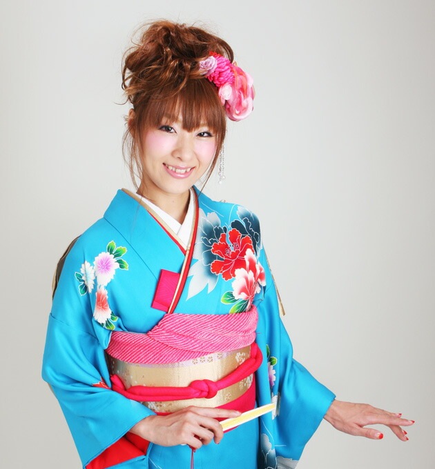 振袖　お引き 大人っぽく、かつ圧倒的映え！濃紺×独創的花柄で“神配色”振袖