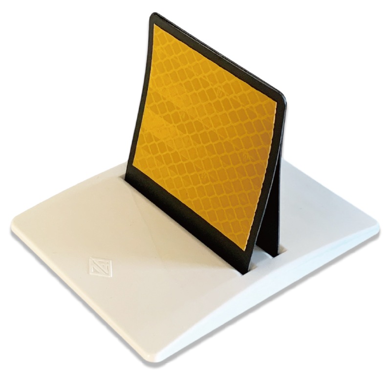 3D立体型＆高輝度反射シート使用で視認性抜群！道路縁石用反射体　ユニマーカー 踏まれても復元！