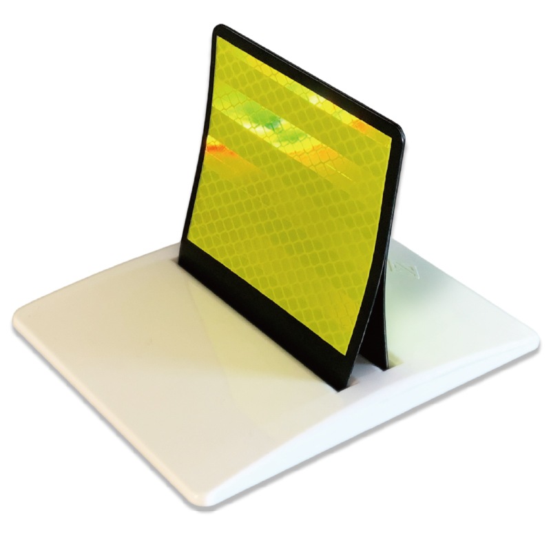 3D立体型＆高輝度反射シート使用で視認性抜群！道路縁石用反射体　ユニマーカー 踏まれても復元！