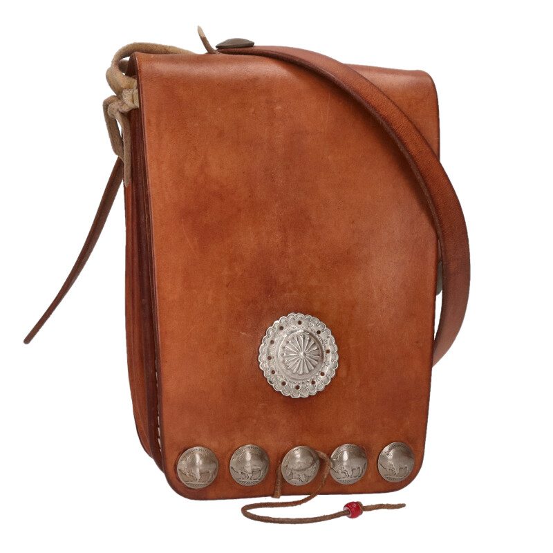 ゴローズ　メディスンバッグ　コンチョ付き ブランド古着】フラワーコンチョ付き サドルレザー丸型メディスン