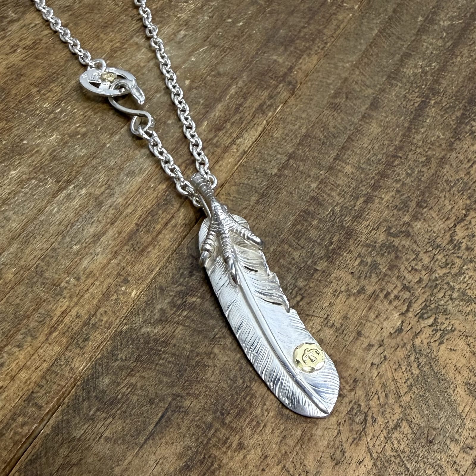 雰囲気抜群！銀爪付き先金フェザー特大（左） 特大銀爪先金フェザー（左向き）74mmタイプ – GOD SUNS