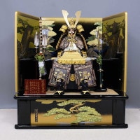 五月人形 久月 鎧飾り 家紋入れ 甲冑 彫金仁王大鎧 植込星鋲鉢使用 金箔押木龍頭飾り 正絹糸縅仕立 本金鍍金仕上 家紋付け可能 横幅105cm