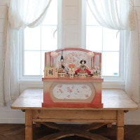 雛人形 宮びやか ぷり姫 小三五親王 刺繍雛 ピンク 収納飾り 横幅60cm