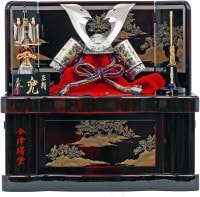 五月人形 収納飾り 上原玉鳳作 銀中鍬1/6兜 横幅50cm