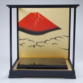 五月人形 高岡銅器 戦国武将兜 飾り台 黒 ディスプレイケース 横幅33cm ging-054-f2