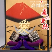 五月人形 高岡銅器 戦国武将兜 直江兼続 ディスプレイケース付 横幅33cm 058gsv-054f2