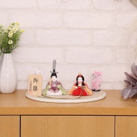 雛人形 マール 木目込み 親王飾り 木製お盆飾り ティピシリーズ 横幅：27cm