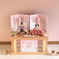 雛人形 収納飾り 宴桜 芥子親王 ピンク刺繍屏風 木製 横幅55cm