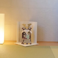 五月人形 鎧飾り 奉納鎧 5号 天勢 正絹糸縅 木目調屏風 横幅50cm