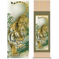 掛け軸 床の間 モダン 和風 尺五 縁起画掛軸 猛虎図 濱田 嵐雪 三美会 約54.5cm 190cm 洛彩緞子本表装 筋廻仕様 10年間保証 収納箱 防虫香 風鎮 付き 複製画 1/15以降順次発送