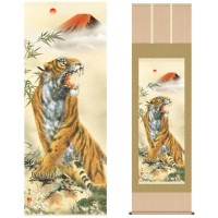 掛け軸 床の間 モダン 和風 尺三 開運画掛軸 霊峰猛虎厄除図 北条 裕華 草夕会 約44.5 164cm 洛彩緞子本表装 10年間保証   収納箱 防虫香 風鎮 付き 1/15以降順次発送