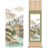 掛け軸 床の間 モダン 和風 尺三 山水画掛軸 彩色山水 悠景彩遷 伊藤 渓山 三美会 約44.5 164cm 洛彩緞子本表装 10年間保証   収納箱 防虫香 風鎮 付き 1/15以降順次発送