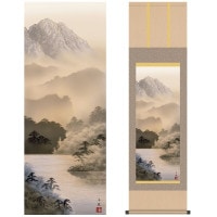 掛け軸 床の間 モダン 和風 尺三 山水画掛軸 水墨山水 湖畔黎明 熊谷 千風 草夕会 約44.5 164cm 洛彩緞子本表装 10年間保証   収納箱 防虫香 風鎮 付き 1/15以降順次発送