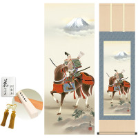 掛け軸 床の間 モダン 和風 馬上武者 鈴木翠朋 洛彩緞子本表装 約44.5 164cm 新絹本 10年間保証   収納箱 防虫香 風鎮 付き 1/15以降順次発送