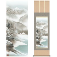 掛け軸 床の間 モダン 和風 尺三 山水画掛軸 四季山水 四季幽厳 冬 深雪望郷 田口 紅洋 幸洋会 約44.5 164cm 洛彩緞子本表装 10年間保証   収納箱 防虫香 風鎮 付き 1/15以降順次発送