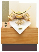 2024年 宝童新作 コンパクト 五月人形 兜飾り 収納飾り 白金白伊達兜 5号