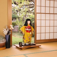 市松人形 齊藤公司作 20号 20-8-j 蝶 松竹梅 七宝 亀甲 桐胴 正絹友禅本仕立て 金彩加工 金駒刺繍 横幅47cm