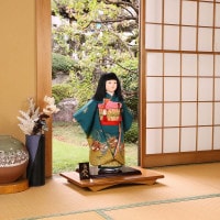 市松人形 齊藤公司作 20号 20-11-j 鈴 竹 桐胴 正絹友禅本仕立て 金彩加工 金駒刺繍 横幅47cm