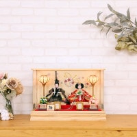 雛人形 コンパクト 小三五親王 白木 刺繍 アクリルケース飾り 横幅51cm ひな人形 木製 ナチュラル 初節句 お祝い 桃の節句 ひな祭り