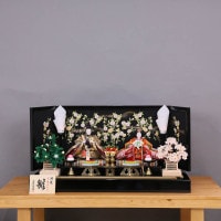 雛人形 新古今雛 高級雛人形 三五親王飾り 正絹帯 赤 金色 桜刺繍黒屏風  横幅85cm