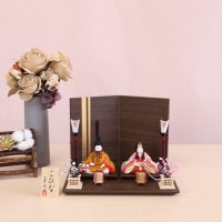 選べる2種類 雛人形 コンパクト ひな人形 木目込み雛人形 親王飾り こひな 茶色ゴールドライン木目調二曲屏風 かわいい 木目込みひな人形 小さい 横幅30cm お祝い 初節句 ひな祭り 桃の節句 ティピシリーズ