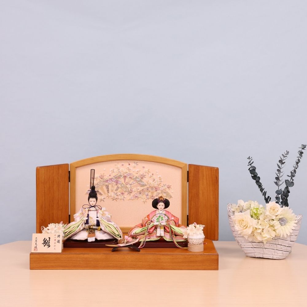 雛人形 ひな人形 コンパクト 親王飾り 芥子親王 宴桜 かわいい ナチュラル おしゃれ ピンク 白 木製刺繍屏風 初節句 お祝い 桃の節句 ひな祭り