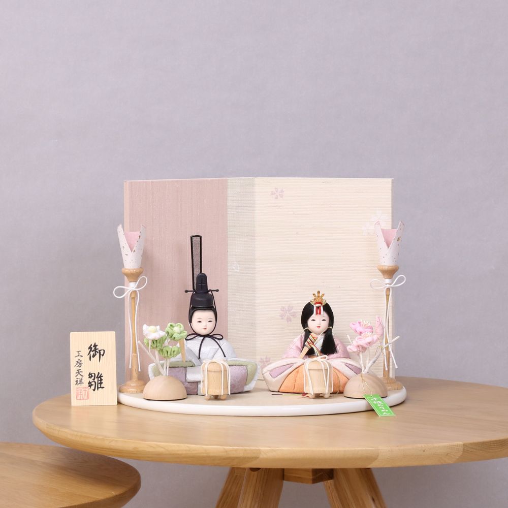 雛人形 コンパクト 横幅27cm ひな人形 木目込み雛人形 親王飾り ひらり かわいい おしゃれ インテリア 北欧風 モダン 木目込みひな人形 ピンク 水色 パステルカラー 小さい お祝い 初節句 ひな祭り 桃の節句