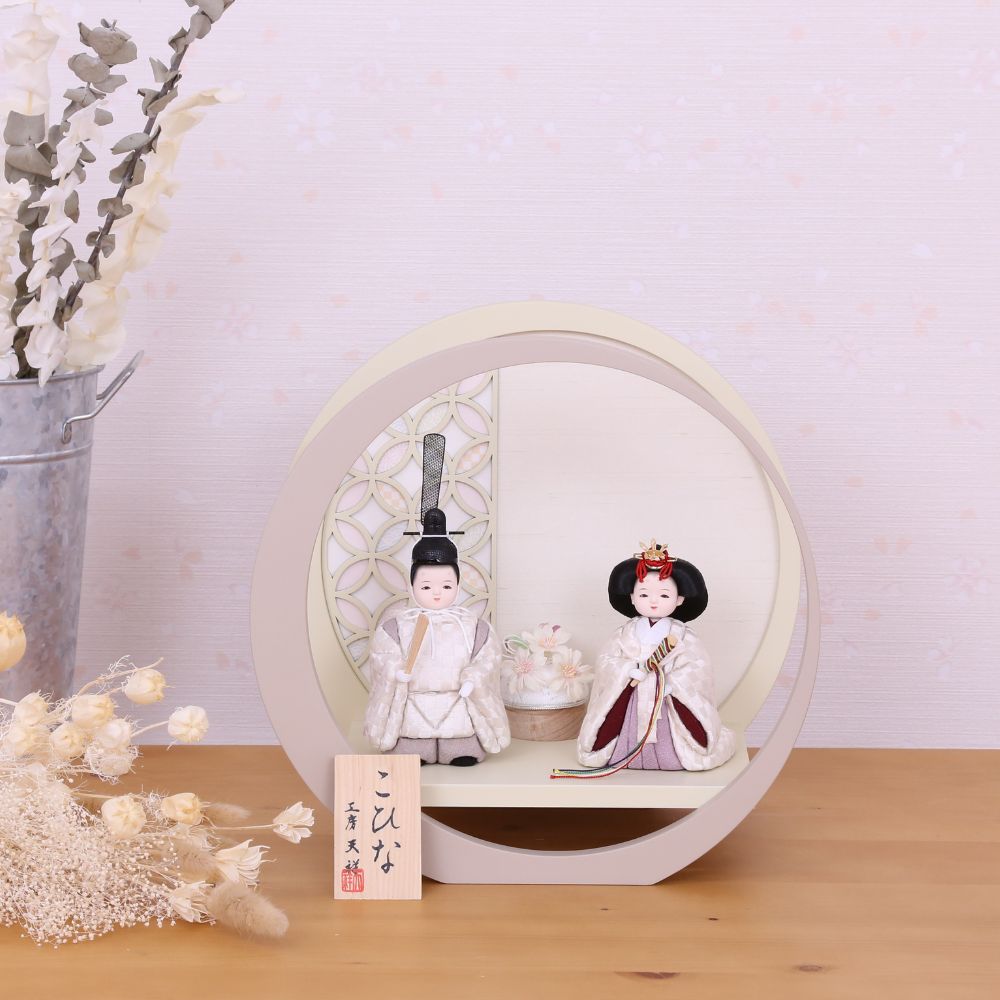 雛人形 コンパクト ひな人形 木目込み雛人形 親王飾り ココ 三日月型白屏風 かわいい 木目込みひな人形 小さい 横幅30cm 白 グレー 紫 お祝い 初節句 ひな祭り 桃の節句 ティピシリーズ